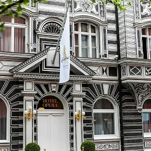 Opera **** München
